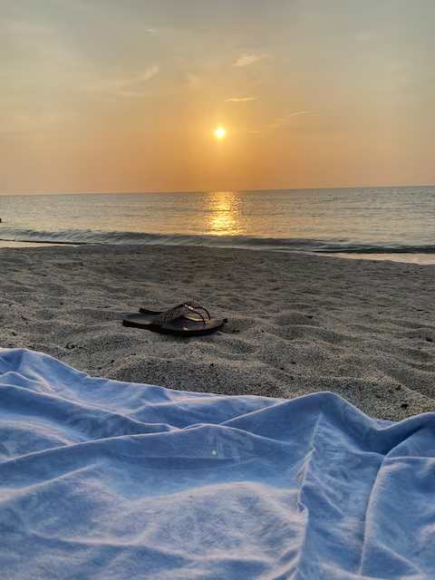 Vista aérea del sector Playa Salguero en Santa Marta con edificios frente al mar y Sierra Nevada al fondo